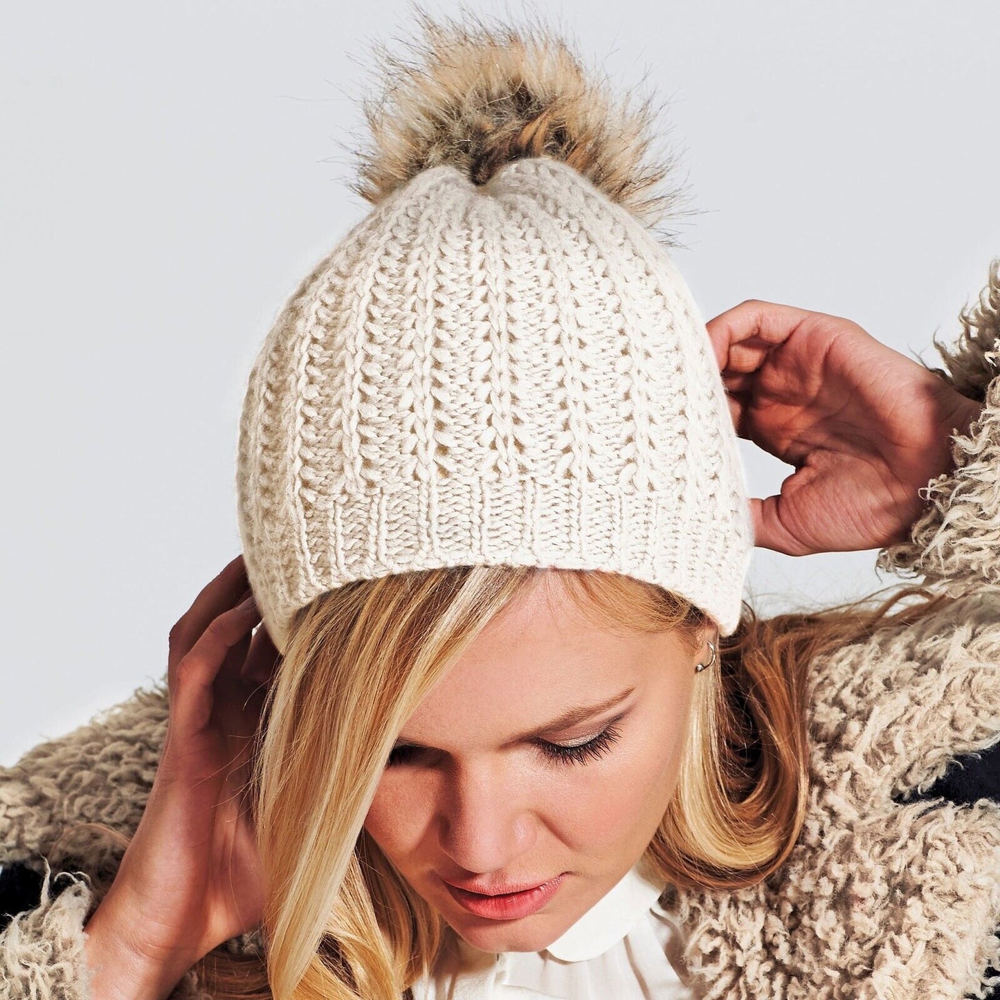 Women's Winter Bobble Hat – Soft Knitted Beanie with Faux Fur Pom Pom | Cozy Woolly Hat in Various Colors